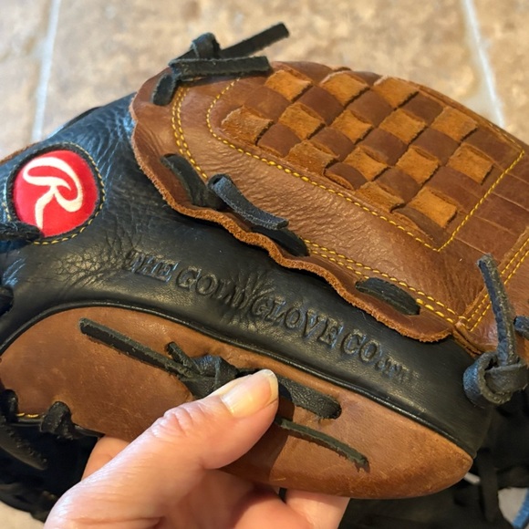 Rawlings D1200BC Premium and 12 Inch Black Brown Leather Baseball Glove RHT - Picture 4 of 10